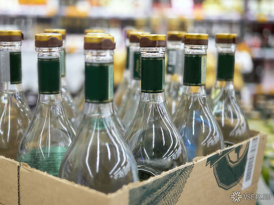Два жителя Кузбасса украли из магазина тележку со спиртным