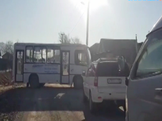 Два автобуса заблокировали проезд в частном секторе Южно-Сахалинска