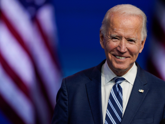 Подсказки Джо Байдену от супруги попали в прямой эфир