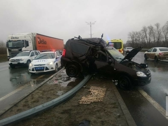 На выезде из Казани автомобиль снес столб: два человека пострадали