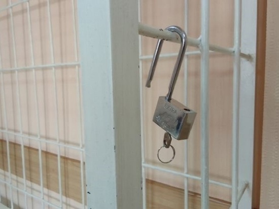 Новосибирского экс-надзирателя в СИЗО осудят за взятки от заключённых