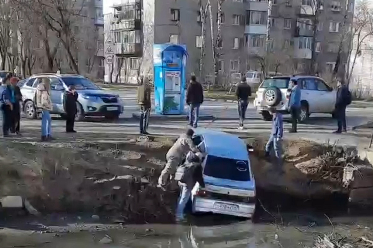 Водитель тверь. Укатилась машина в Твери Склизкова. Толпа на улицах Твери. В Твери машина съехала с обочины. Россия, Тверь, улица Склизкова.