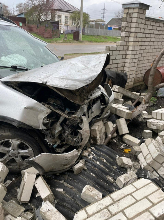 В Воронеже водитель на «Сузуки» снес кирпичный забор и чуть не убил своего пассажира