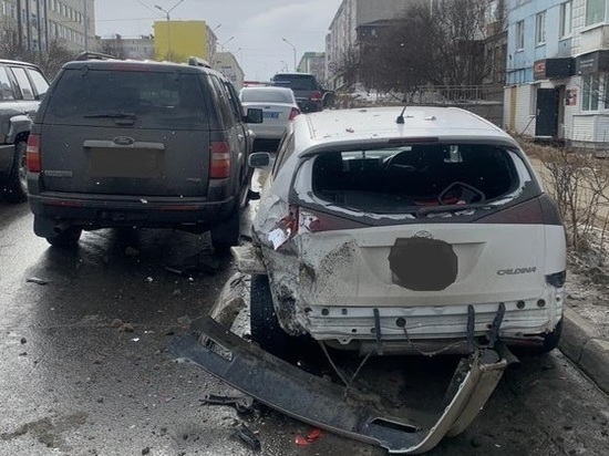 Автоинспекторы Магадана попытались остановить водителя: он врезался в другую машину