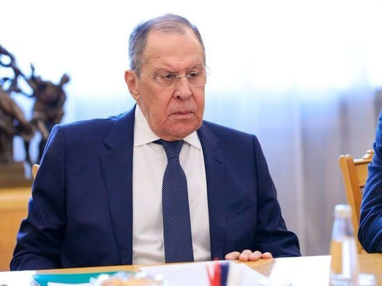 Лавров связал заявления Зеленского с тем, что он «пьет и курит»