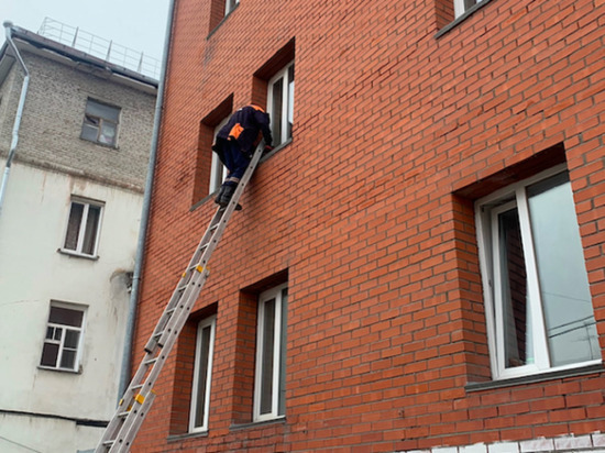 Только тараканы бегают: судебные приставы в Новосибирске взломали квартиру должника через окно