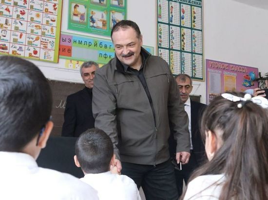 Глава Дагестана подарил проектор школе-интернату