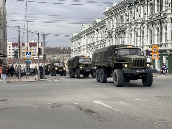 В центре Саратова замечены колонны военных на грузовиках: объясняем, что происходит