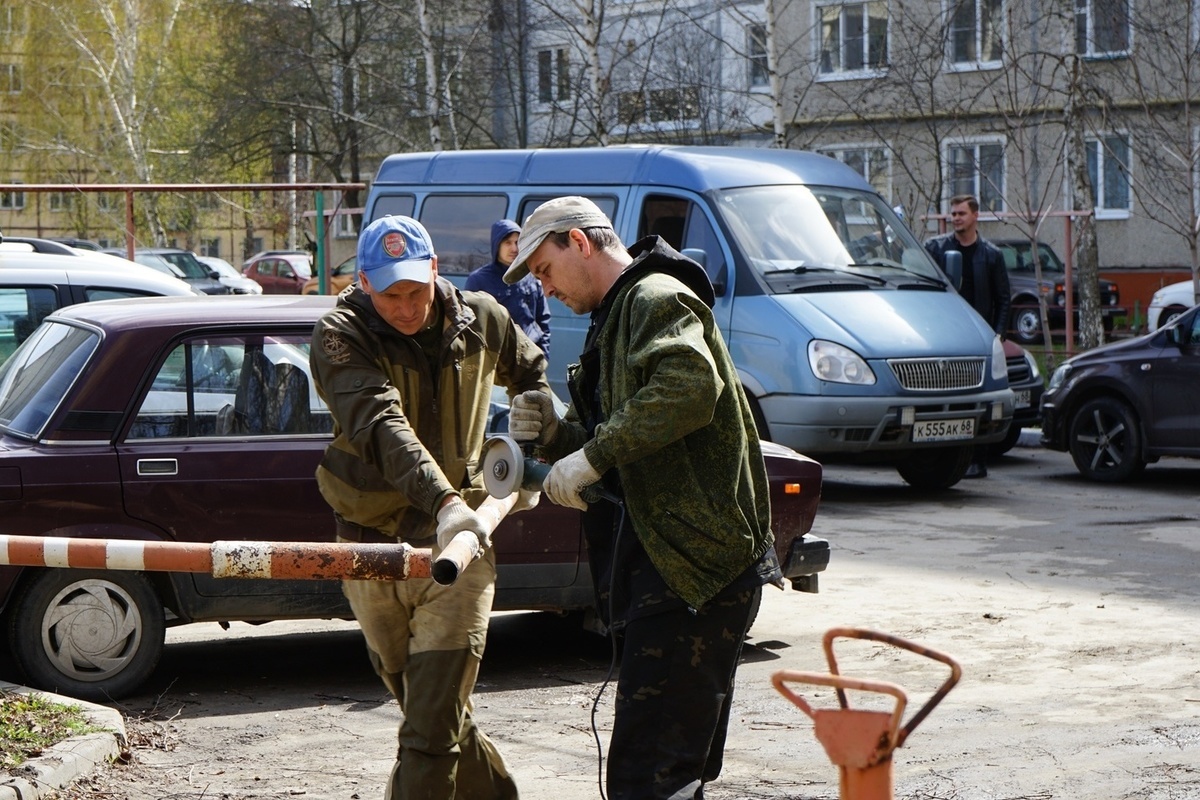 Тамбов служба. Шлагбаум во дворе. Тамбов Север. Объявление во дворе дома о происшествии.