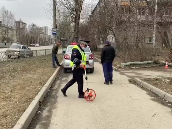 Автомобиль сбил пятилетнего мальчика на тротуаре в Екатеринбурге