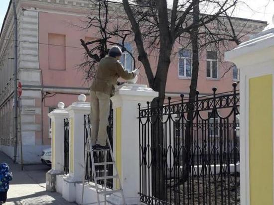 Подрядчик устраняет дефекты ремонта ограждения Верхнего горпарка Рязани