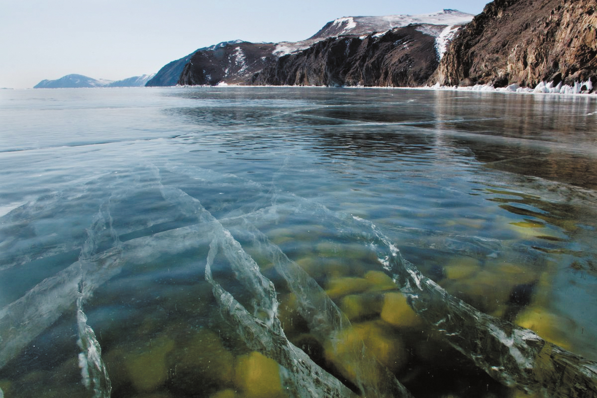 Озеро байкал знают во всем мире. Озеро Байкал. Озеро Байкал чистое озеро. Озеро Байкал подо льдом. Озеро Байкал лед.