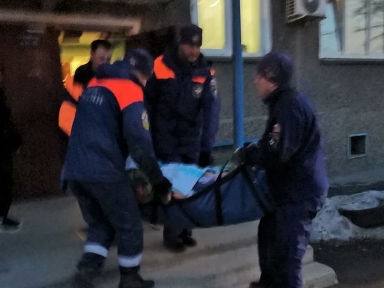 Сахалинские спасатели помогли медикам доставить женщину в больницу