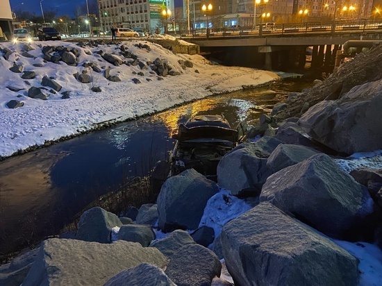 Подробности падения машины с моста в Магадане: водитель был пьян