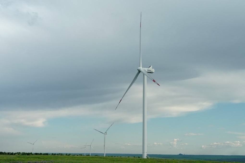 Ветрогенератор ge 3.8-130. Ветряная погода. Ветряная погода Волга фотографии. Ветряная погода в Элисте фото.