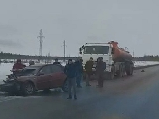 Инсайдер: водитель легковушки, врезавшейся в КАМАЗ под Ноябрьском, уснул за рулем