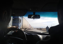 Сейчас на кыргызско-казахской границе с кыргызской стороны пробка более 5 километров из более чем 100 фур