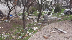 Видео района Мариуполя неподалеку от «Азовстали»: видны разрушения, могилы во дворах