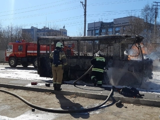 В Костроме сгорел автобус с газовым двигателем