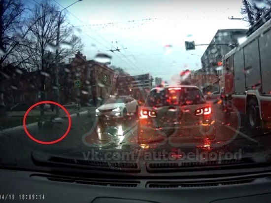 Момент наезда на пешехода в центре Белгорода попал на видео: после удара женщина отлетела на несколько метров