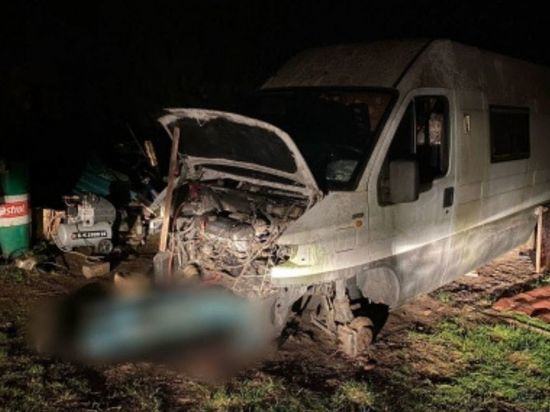 В Немане во дворе дома обнаружили тело 64-летнего мужчины под автомобилем