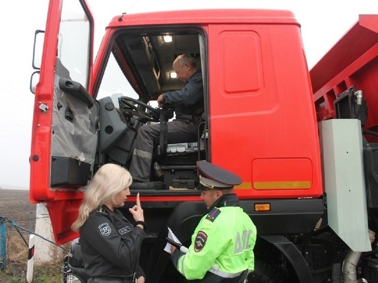 Белгородских водителей мусоровозов без документов привлекли к ответственности