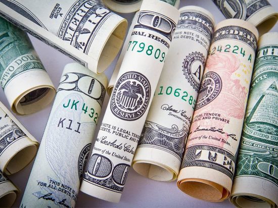 Губернатор Ленобласти назвал доллары цветными фантиками