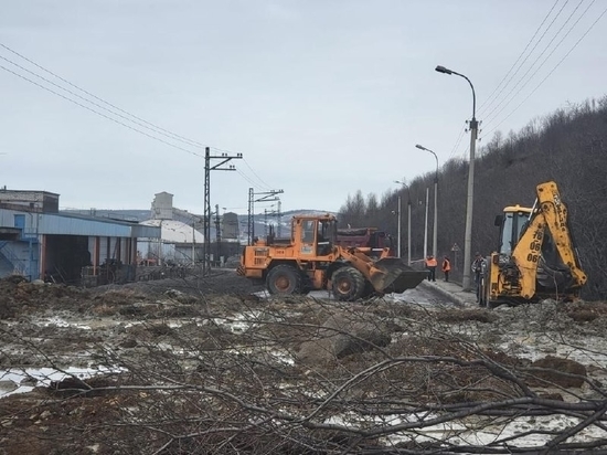 В Мурманске на Нижне-Ростинском шоссе ведутся работы, участок дороги закрыт для проезда