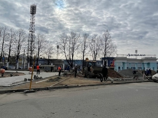 Подрядчик выкладывает брусчатку на стадионе «Динамо» в Вологде