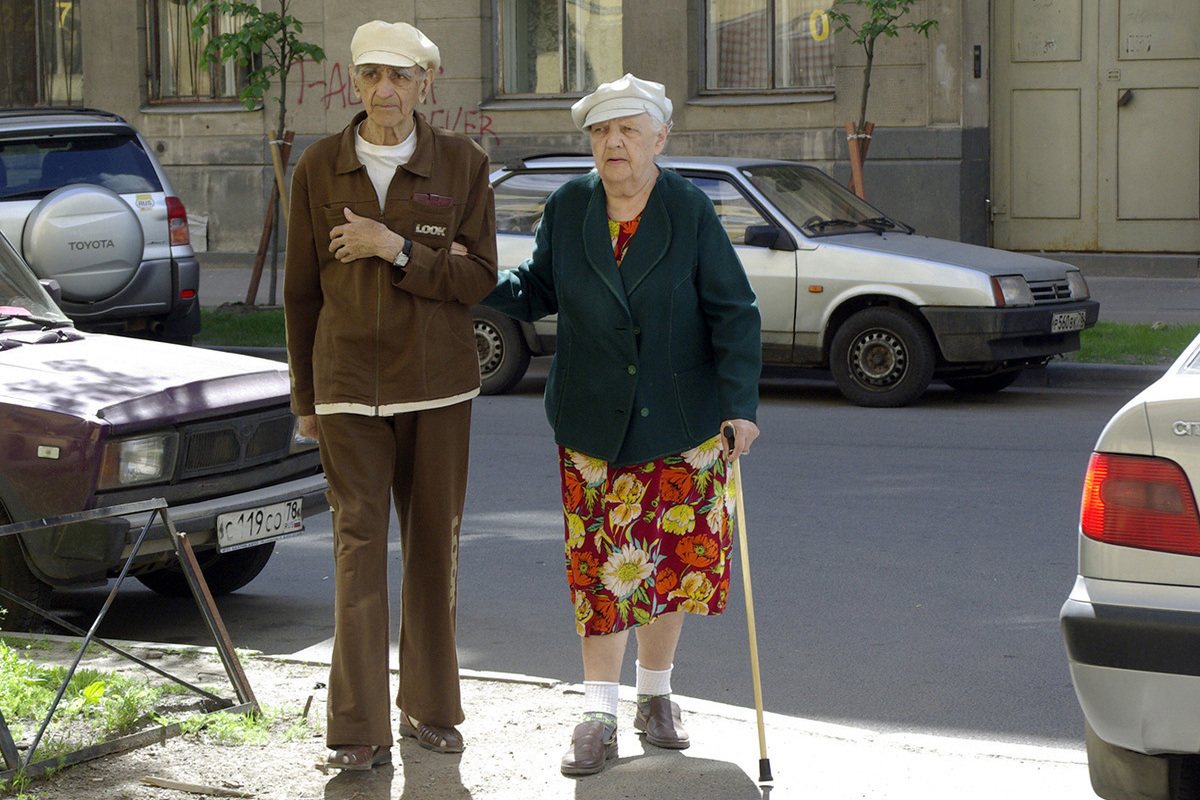 Сколько добавляют пенсионерам 80 лет. Российские пенсионеры. Пенсионеры на улице. Пенсионеры Петербурга. Неработающие пенсионеры.