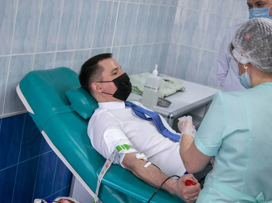 В День донора губернатор Александр Цыбульский сдал кровь
