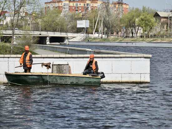 Жители Астрахани превратили городские каналы в мусорную свалку
