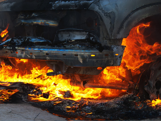 Петербуржец сжег машину жены в Выборгском районе