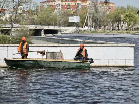 Еженедельно из каналов Астрахани коммунальщики достают 2 тонны мусора