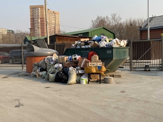Новосибирские водители мусоровозов продолжили забастовку