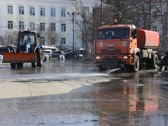 Поливальные машины вышли на улицы Магадана