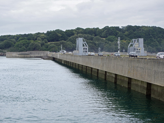 Автомобиль с пятью подростками опрокинулся в реку, трое — погибли