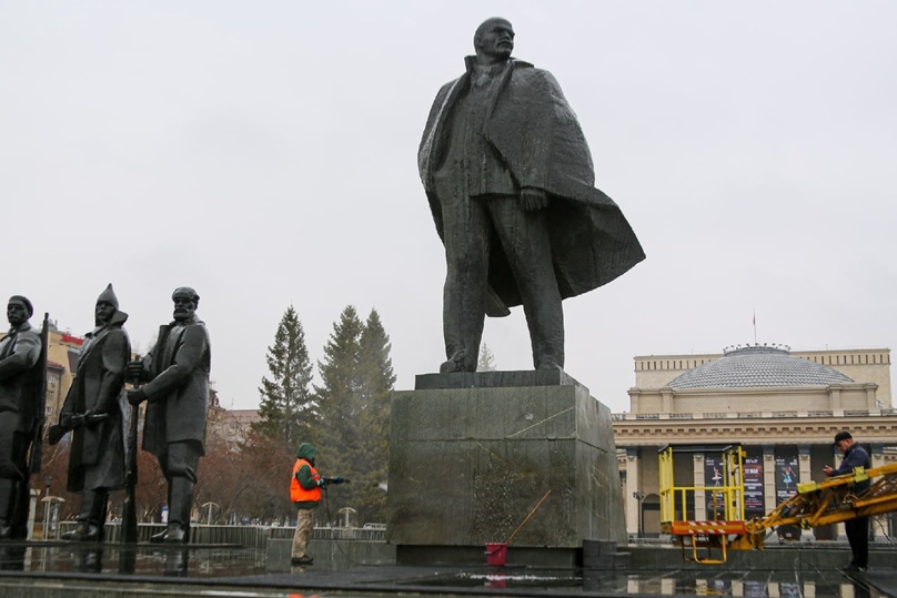 Памятник ленину на площади ленина в новосибирске