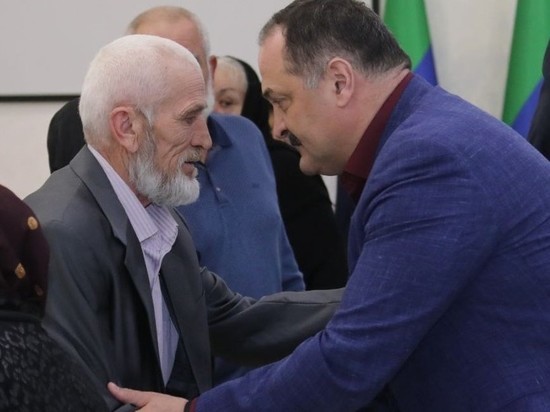 Глава Дагестана встретился с родными погибших воинов