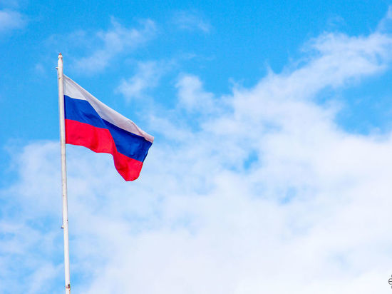 Школы в Кузбассе будут начинать  учебную неделю с поднятия флага России  уже со следующей недели