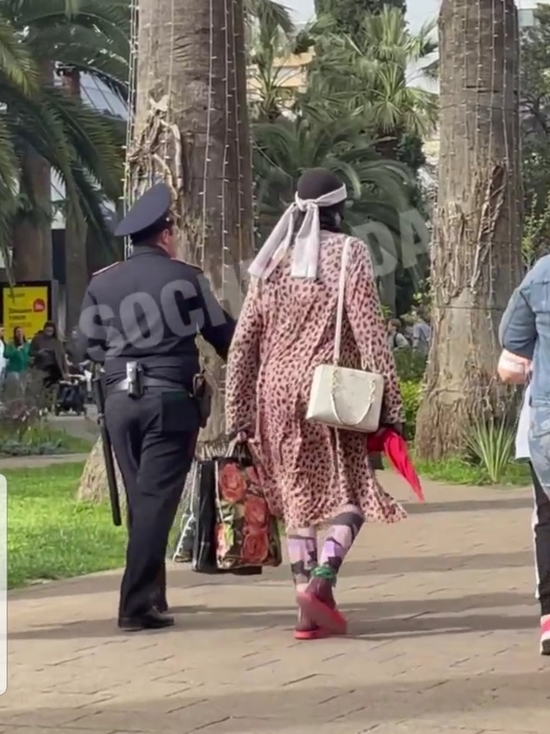 Соцсети: в центре Сочи полицейские задержали мужчину в платье