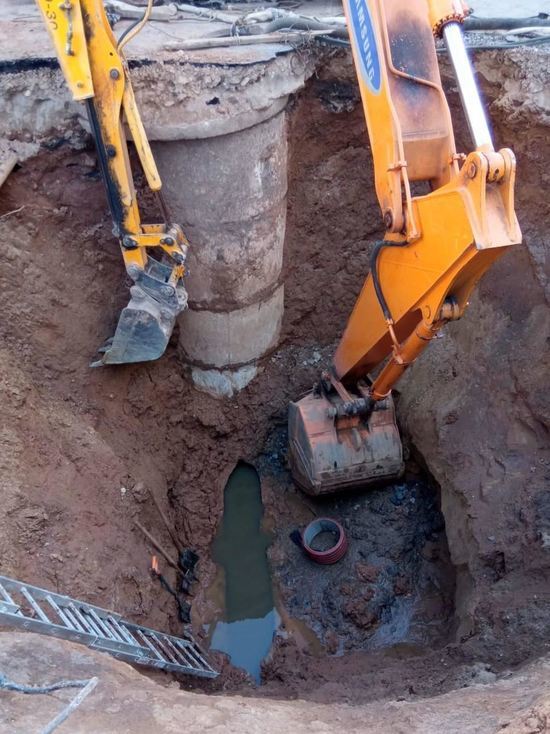 Костромские коммунальщики в авральном порядке устраняют засор в канализационном коллекторе