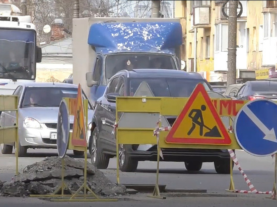 В Кирове ГДМС по гарантии ремонтирует просевшие за зиму люки