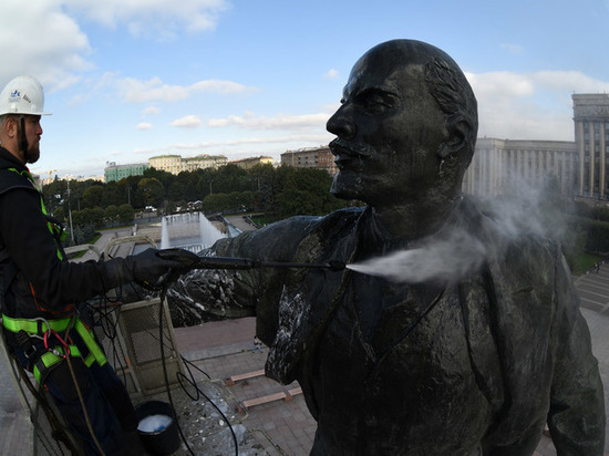 Памятник Ленину в Петербурге отмыли от грязи ко дню рождения вождя мирового пролетариата