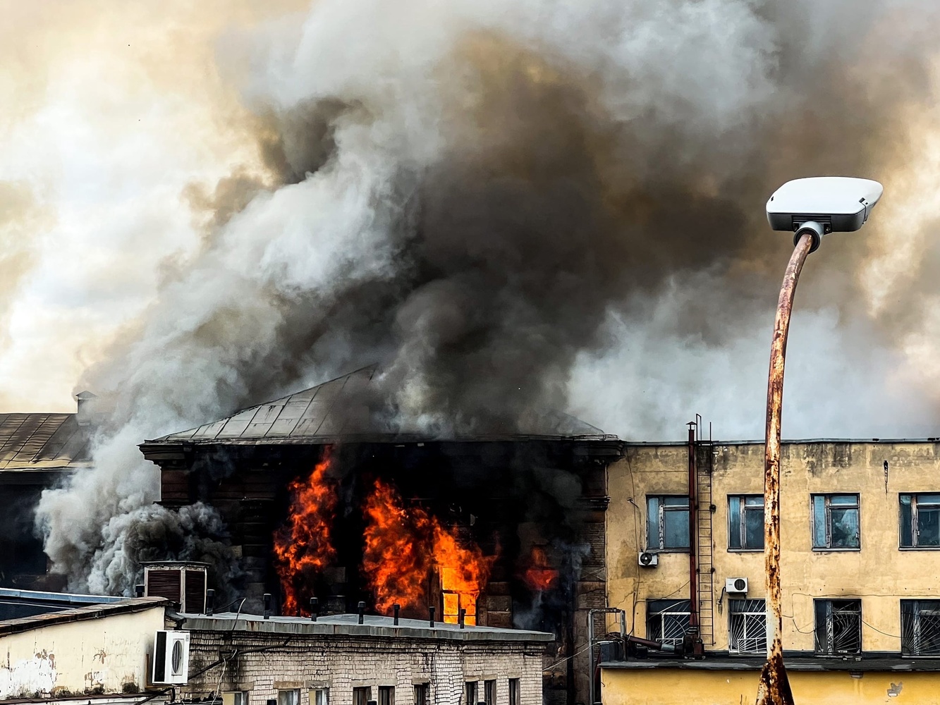 В Твери страшный пожар: спасатели эвакуировали людей из горящего здания