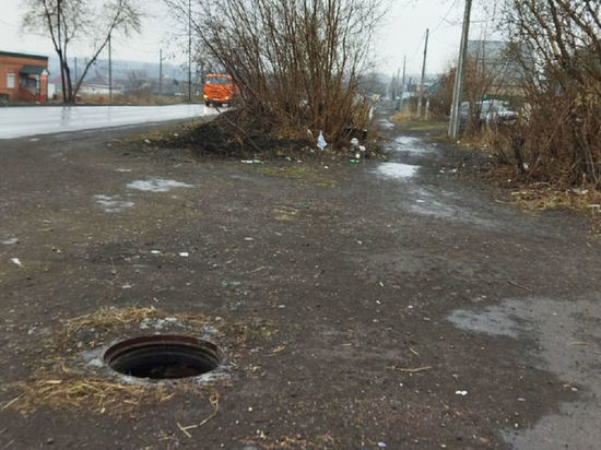Жители кузбасского города возмущены открытым колодцем