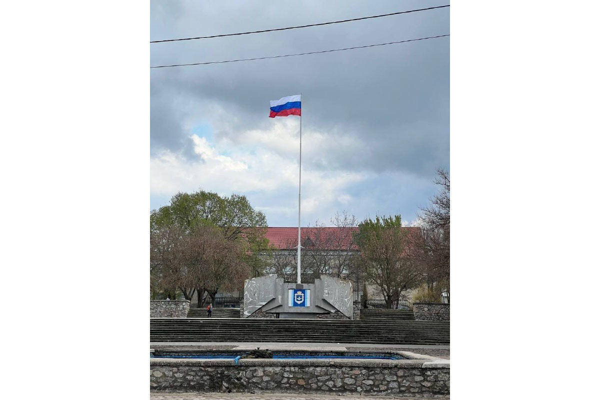 В Каховке Херсонской области подняли российский флаг - МК