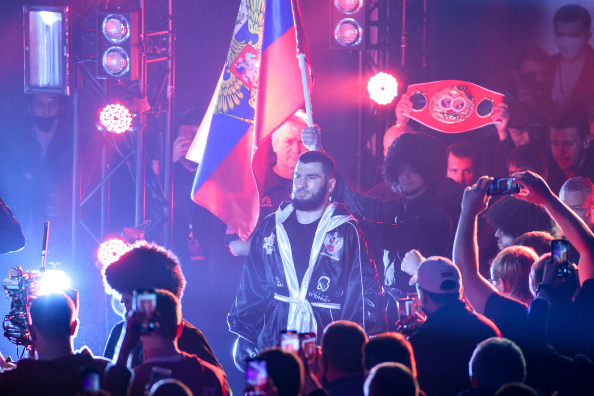 Президент WBC сообщил, что Артур Бетербиев может выступать под канадским флагом