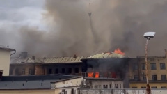 Горящее здание оборонного НИИ в Твери тушат с вертолета: видео