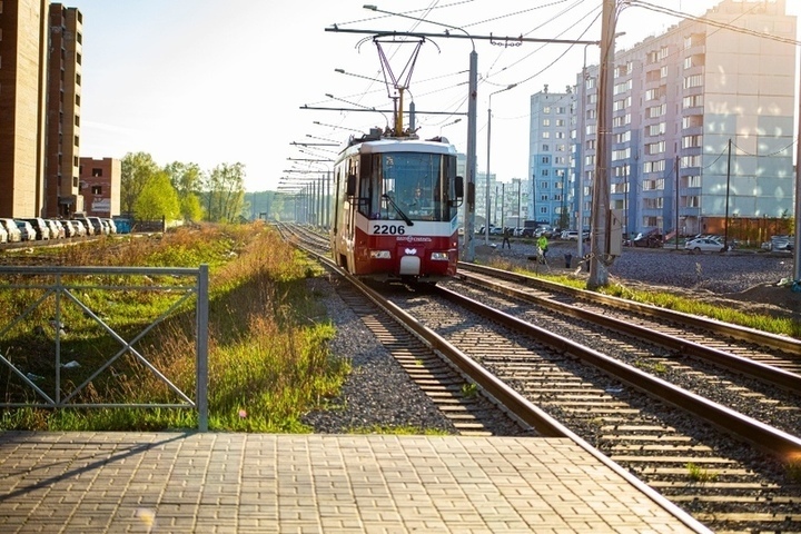трамвай 3012 новосибирск. трамвай новосибирск 3009. трамвай 13 новосибирск. памятник 13 трамваю новосибирск. трамвайные пути новосибирск волочаевская.